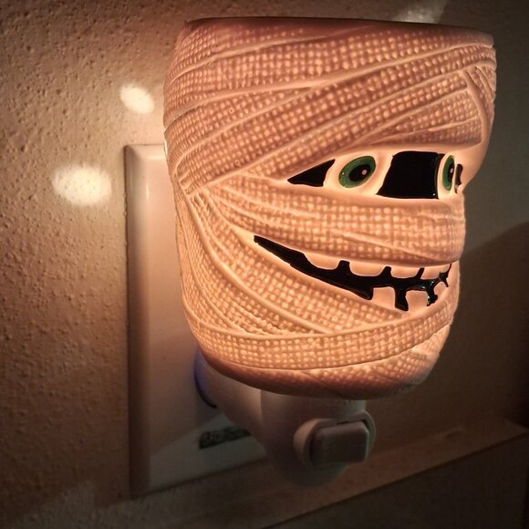 Scentsy Under Wraps Halloween Mummy Plug-In Wax Warmer With Box & Bulb *RETIRED* - Picture 3 of 15